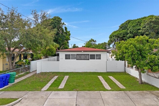 Building Photo - 2530 SW 16th Ter Unit 1