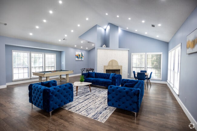 2 BR, 2 BA - 1040SF