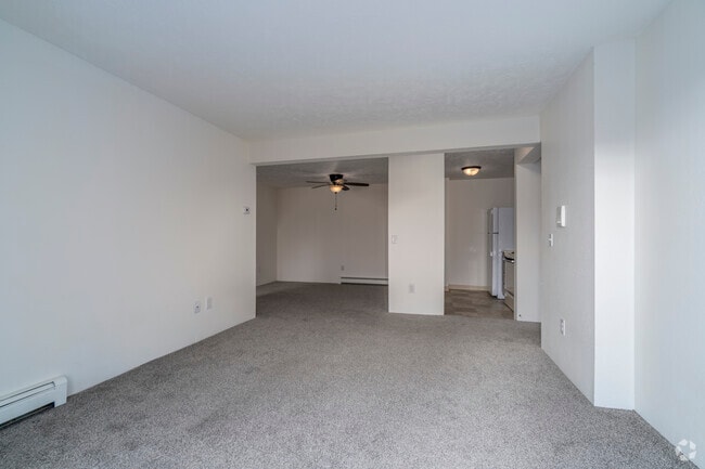 1BR, 1BA - 665SF - Living Room