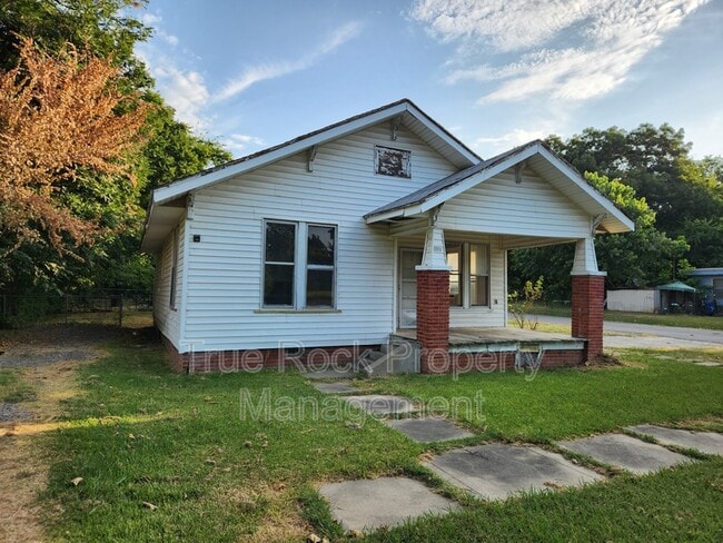 Photo - 800 W 9th St