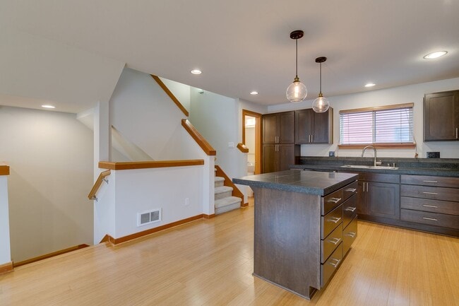 Building Photo - Bright, Modern 3 bed 2.5 Bath Townhome in ...