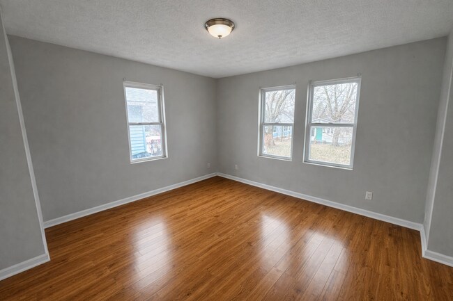 Photo - 843 Lasalle St