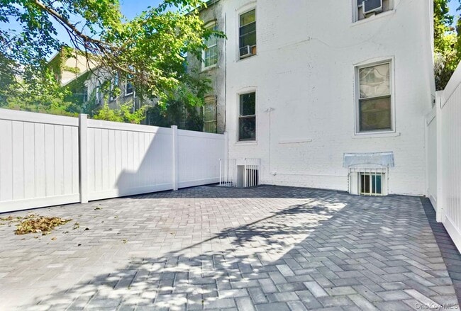 Building Photo - 612 Jerome St Unit B