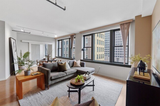 Photo - 915 Olive St Unit 910