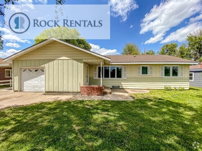 Building Photo - 3 Bed 1.5 Bath House in Convenient Location