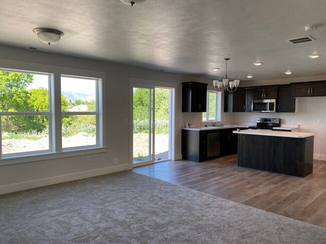 1403 W Creekside Dr