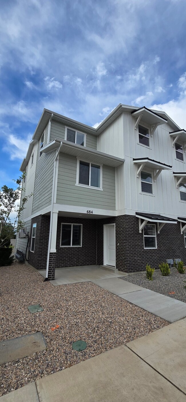 Building Photo - 684 Empress St