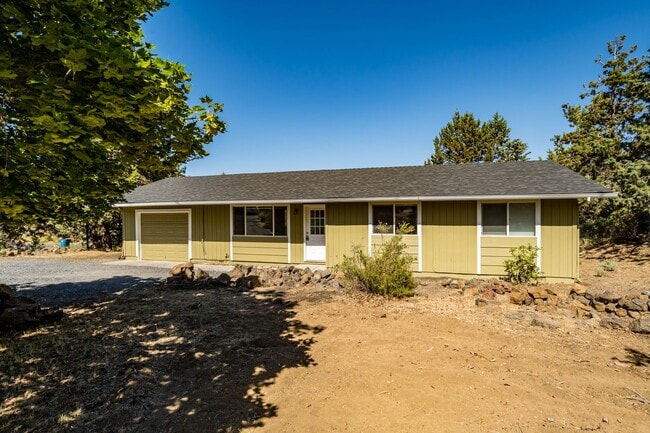 Updated 3-Bed Home on Spacious Lot – 10 Mi... - Updated 3-Bed Home on Spacious Lot – 10 Mi...