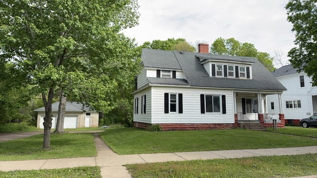 Nice 3 Bed 1 Bath near UWEC! Available June 1st