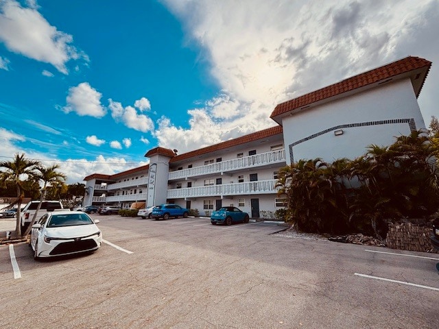 Vista de la fachada del edificio. - 1400 NE 57th St Unidad Casa Del Sol