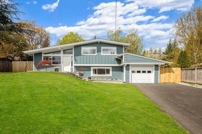 Building Photo - Beautiful 4 bed, 2 bath trilevel in Lake Hills!