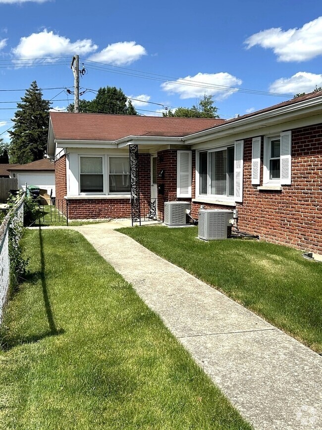 Building Photo - 9942 W Cermak Rd Rental