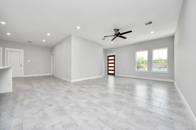 Photo - 1307 Laskey St