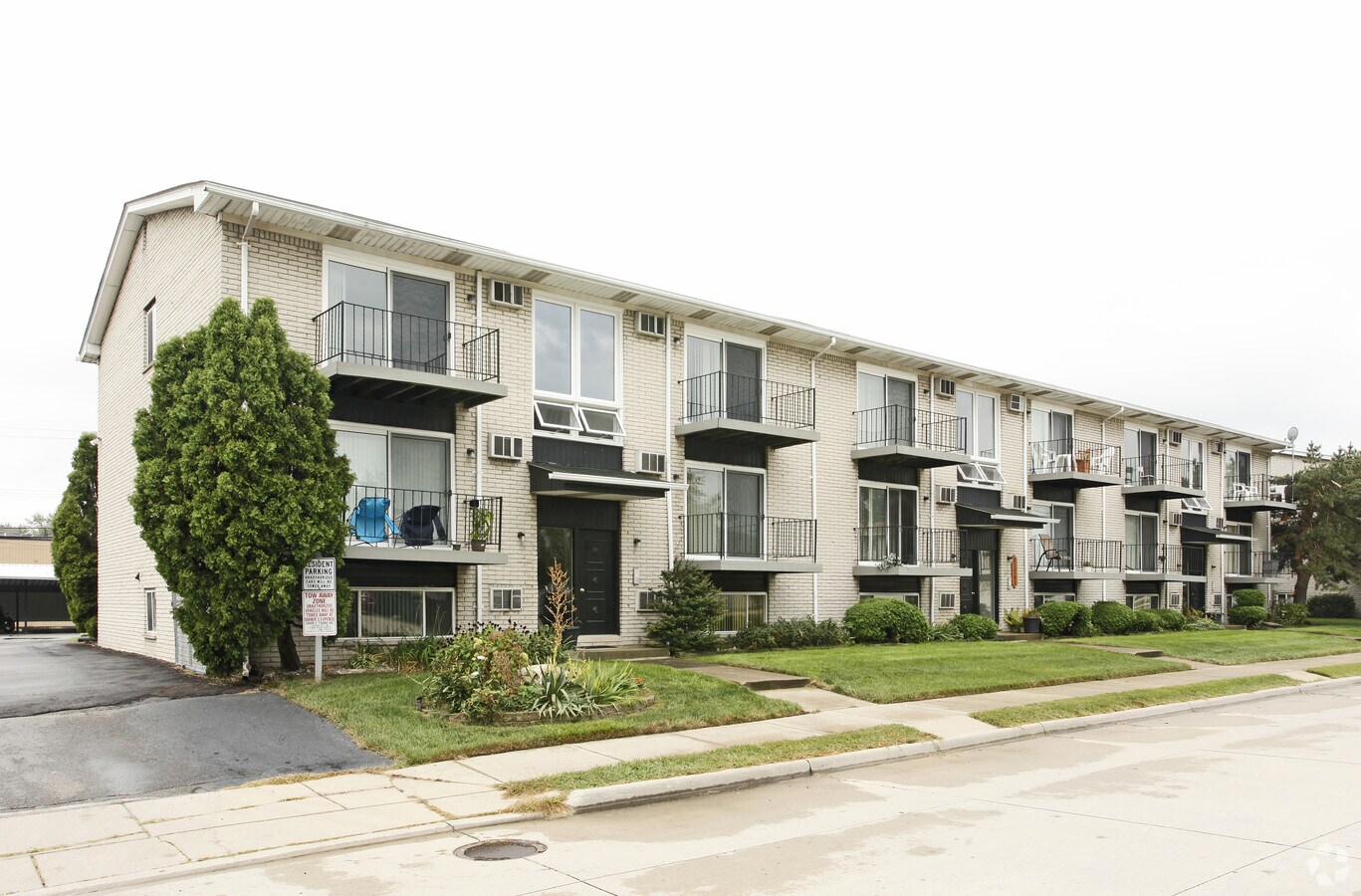 Brentwood Apartments - Brentwood Apartments