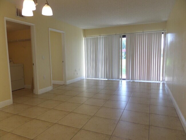 Photo - 1524 Lake Crystal Dr Unit B