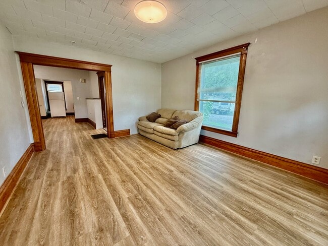 Photo - 602 1st St NW