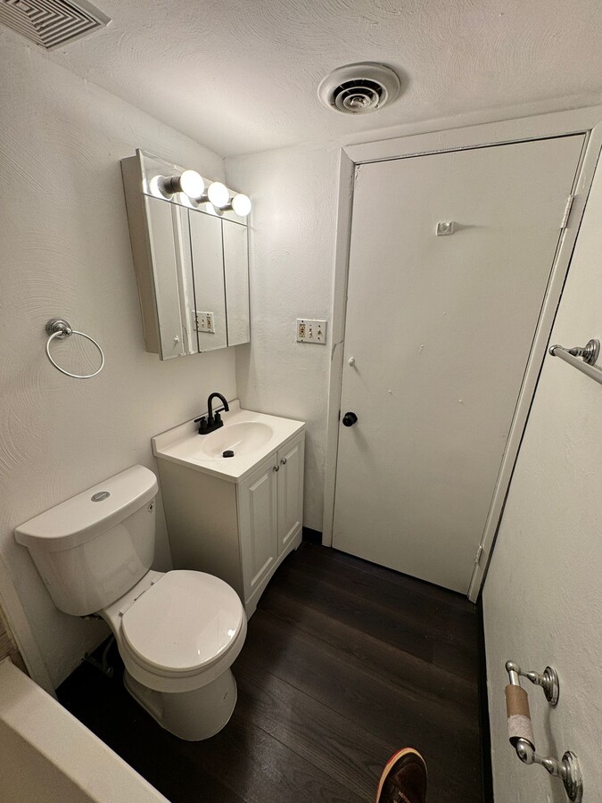 Photo - 303 Peebles St Unidad 2