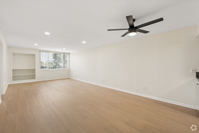 2BR, 2BA - 1100SF - Living Room