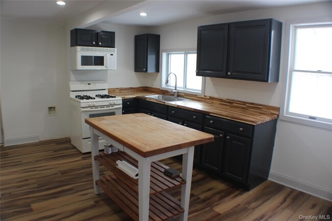 Photo - 1710 NY-300 Unit B