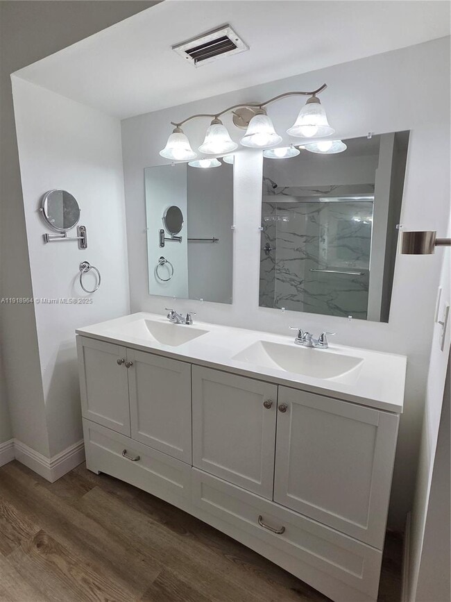 Building Photo - 7034 SW 114th Pl Unit H51