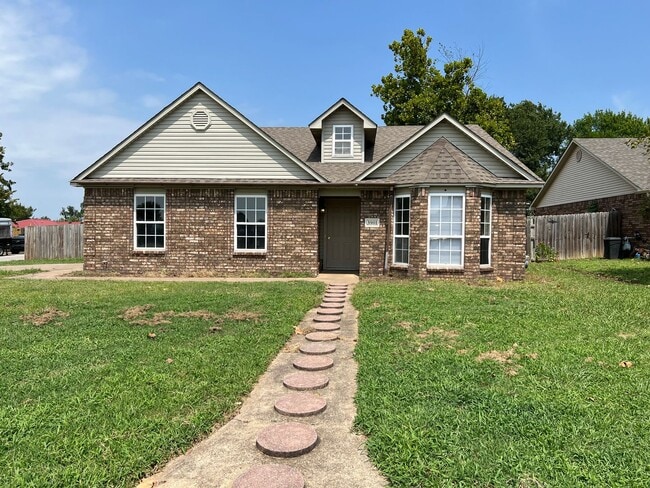 Building Photo - 3 Bed 2 Bath House with 2 Car Garage.  Has Gas Heat & Hot Water.