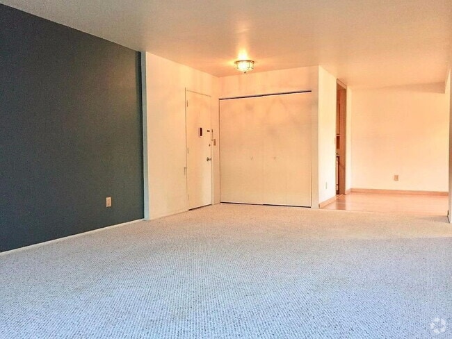 Building Photo - "Glamorous 2-Bedroom Condo with Fireplace ... Unit 107