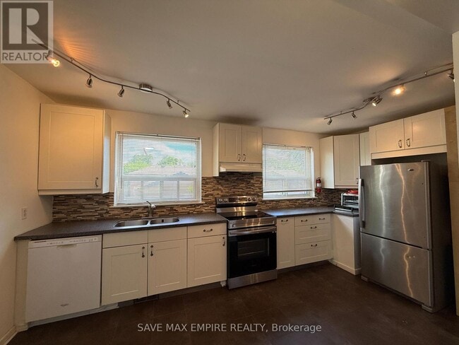 Photo - 1560 Sandgate Crescent