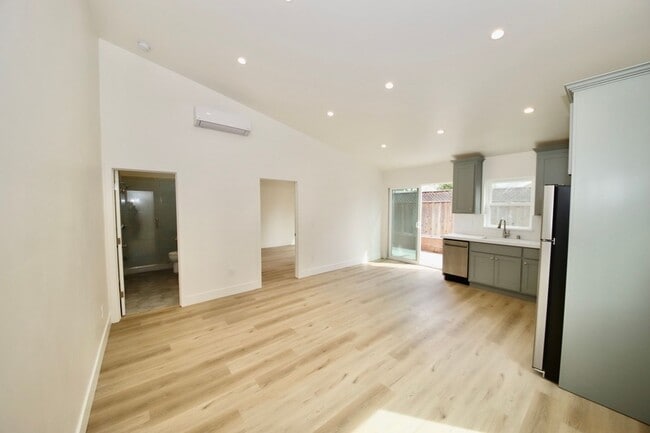 Photo - New Willow Glen Dream Back Cottage