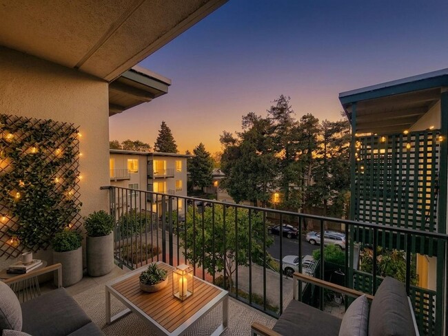 Building Photo - Top floor large 2 bed 2 bath open views at Woodlake Unit 405