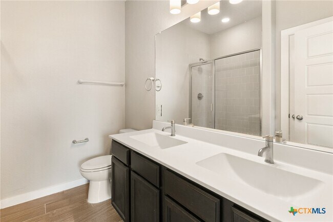 Photo - 541 Creekside Frst