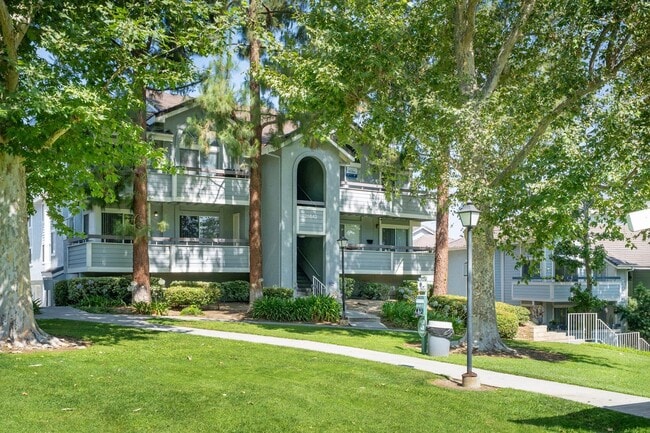 Photo - Great Location overlooking park and pool Unidad 201