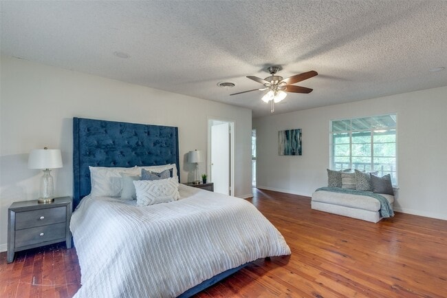 Photo - 1901 Bluebird Ave