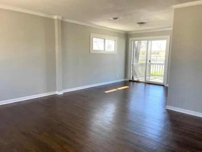 sala de estar - 630 Whittinghill Ave