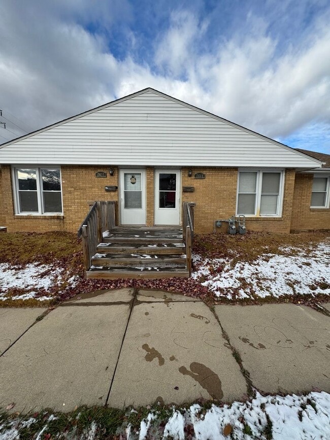 Building Photo - Lovely 2 Bed 1 Bath Duplex Unit 2608