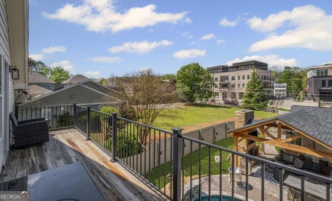 Photo - 8175 Main St