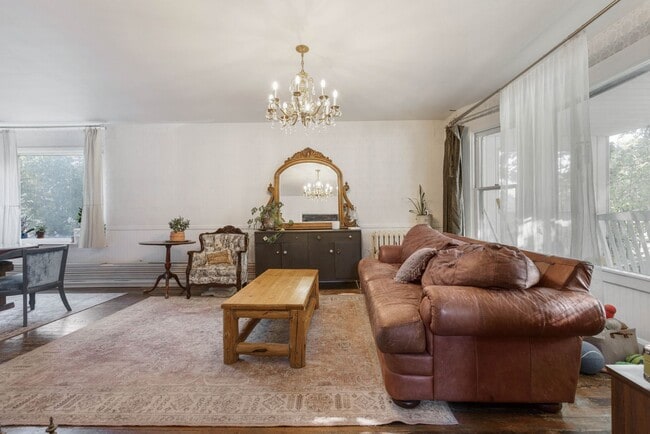 Photo - CHARMING 3 BED 3 BATH HOME CLOSE TO HISTORIC DOWNTOWN IDAHO FALLS!