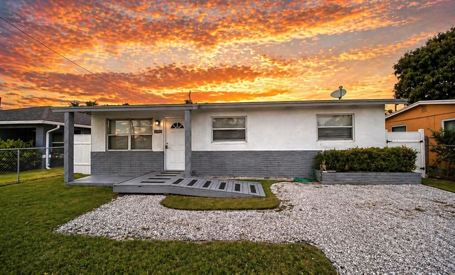 Photo - 1228 W 6th St