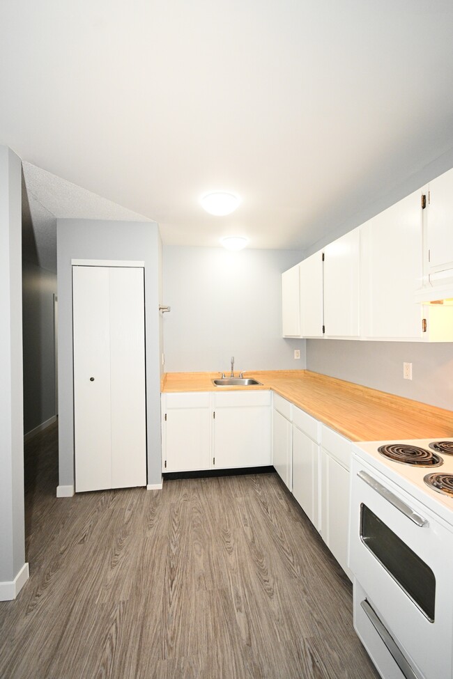 Photo - 3030 McGill Crescent