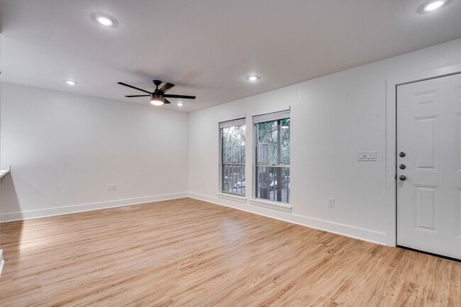 Photo - K632 - Twelve Oaks #304 Unidad 304
