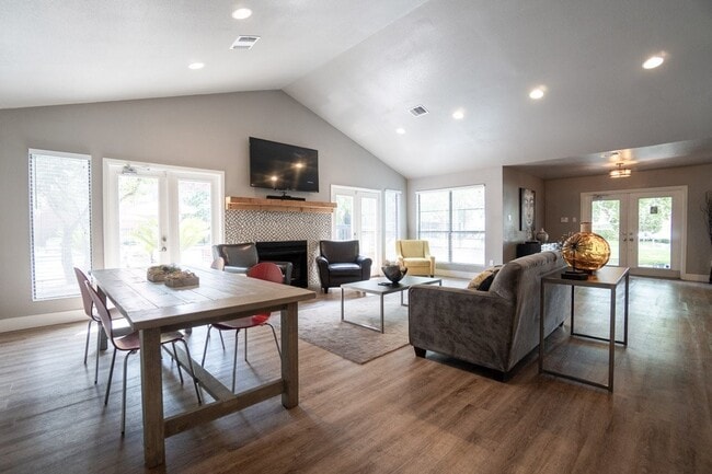 Building Photo - 1400 Clarewood Dr