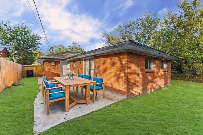 Photo - 3034 Akard St