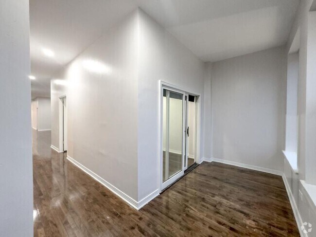 Building Photo - 4 bedroom in Chicago IL 60657 Unit 2 Rental