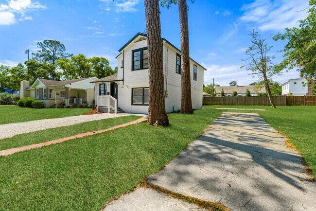 Building Photo - 1356 Lechlade St Rental