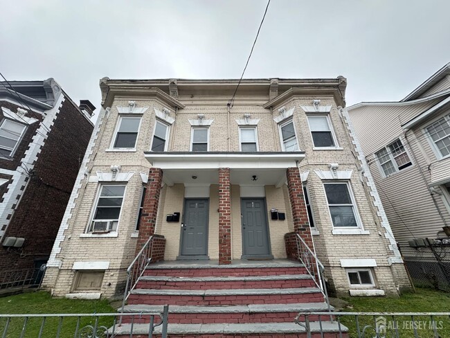 Building Photo - 159 Lewis St Unit 2