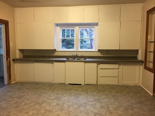 Photo - Spacious 4 Bedroom Home - Northside of Hol...