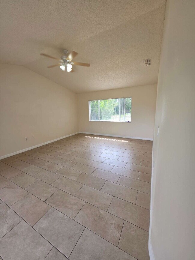 "Charming 3-Bed, 2-Bath Haven in Spring Hill – Your Perfect Florida Retreat!"