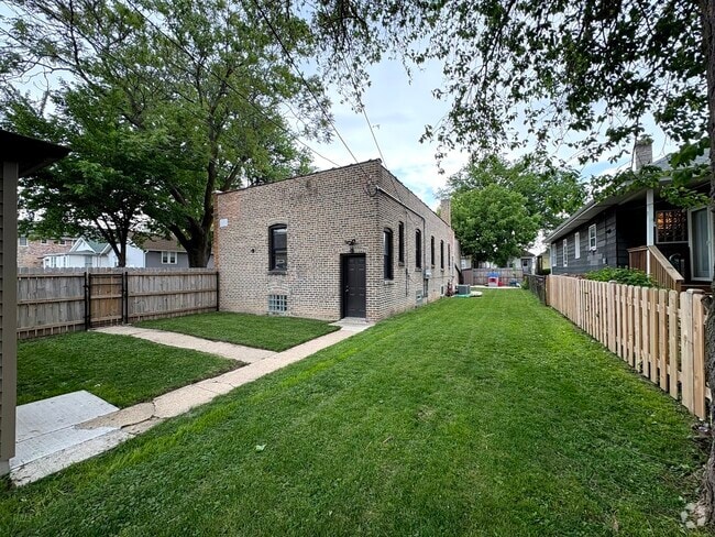 Building Photo - 5257 W Eddy St Rental