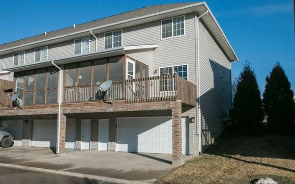 Photo - Beautiful 3 bedroom, 2.5 bathroom Townhouse Condo