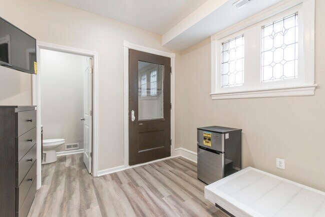 Furnished Efficiency - 917 W Duncannon Ave Unit 2R
