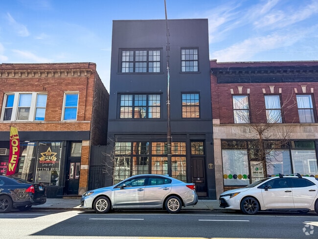 Building Photo - 1917 W Belmont Ave Rental